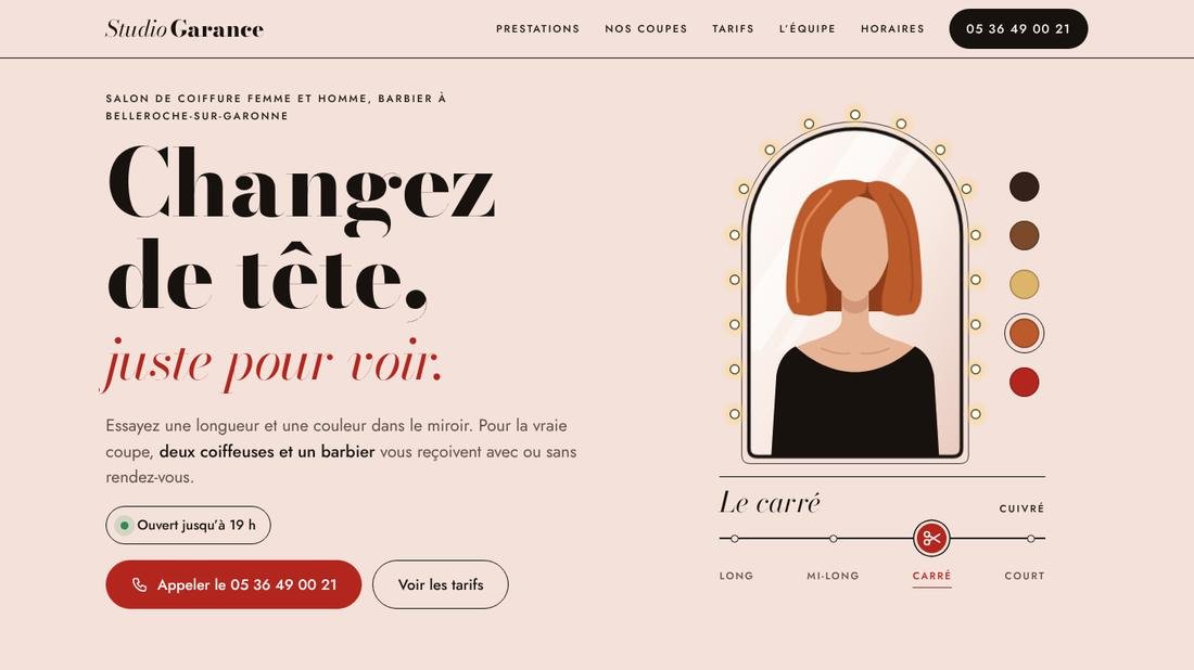 L’ouverture d’un site de salon de coiffure : un miroir éclairé où l’on change la coupe et la couleur d’un portrait, à côté du titre « Changez de tête, juste pour voir. »